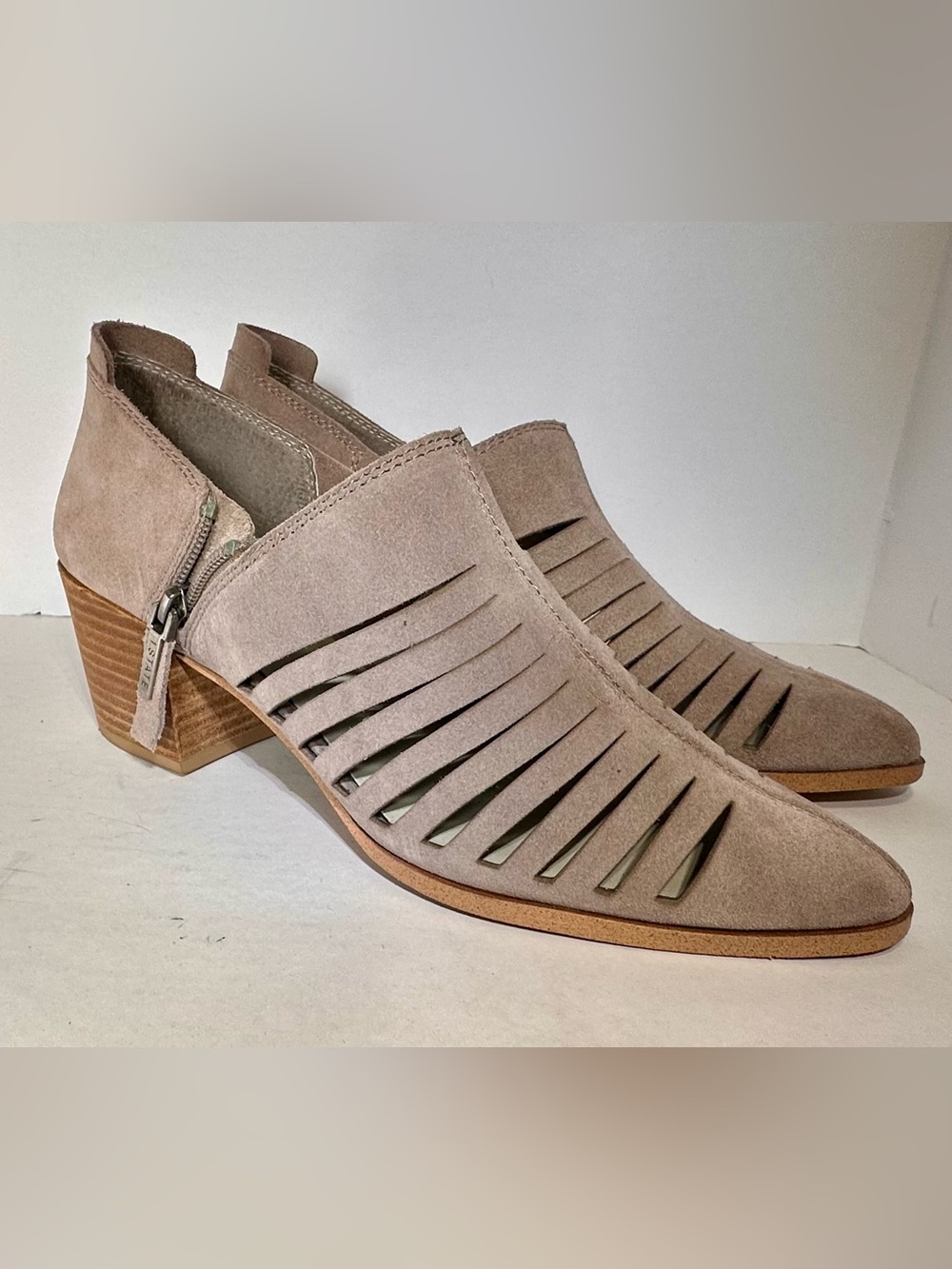 Light weight & super cute 1. State Taupe Suede Laser-Cut Ankle Booties size 10